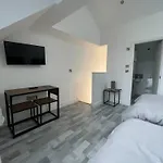 10Min To City - Free Parking - Private Studio - Contractor Friendly