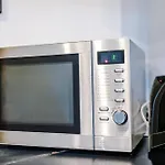 2 Bed Apartment With Balcony Private Parking Near Etihad Stadium, Coop Live