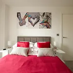 Modern City Flat With Gym & Spa