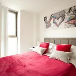 Modern City Flat With Gym & Spa
