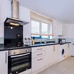 Cozy 1 Bedroom Apartment, Prime Location , Free Parking
