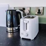 Cozy 1 Bedroom Apartment, Prime Location , Free Parking