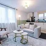 Cozy 1 Bedroom Apartment, Prime Location , Free Parking