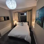 4 Bedrooms, 8 Min To Manchester City!