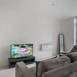 Modern Studio Apartment In Salford Great Views