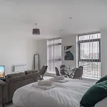 Modern Studio Apartment In Salford Great Views