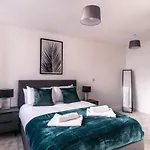 Stay Zeni, Alexandra Rise Manchester Slick 1 Bed