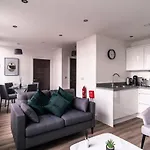 Stay Zeni, Alexandra Rise Manchester Slick 1 Bed