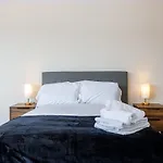 Stylish And Bright 2 Bedroom Apartment Manchester