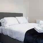 Stylish And Bright 2 Bedroom Apartment Manchester