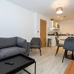 Smart 1 Bedroom Apartment In Salford Manchester