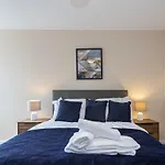 Modern & Bright 1 Bedroom Apartment Salford