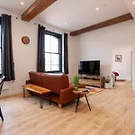 Superb 2Bed 2Bath 5Min Walk To Victoria Station
