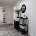 Lovely 2 Bed Apartment In Manchester - Sleeps 4
