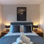 Contemporary 2 Bedroom Apartment Manchester