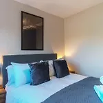 Contemporary 2 Bedroom Apartment Manchester