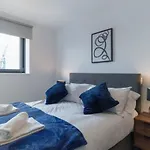 Stunning 2 Bed Apartment In Salford With Views