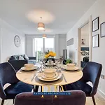 The Middlewood Plaza Suite - By Parydise Properties - Business Or Leisure Stays, Central Location, Sleeps 4, Salford