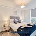 The Middlewood Plaza Suite - By Parydise Properties - Business Or Leisure Stays, Central Location, Sleeps 4, Salford