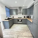 Lovely 5Br Home In Manchester. Close To The City