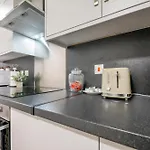 Stylish One-Bedroom With Free Parking Sleeps 4