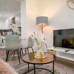 Stylish One-Bedroom With Free Parking Sleeps 4