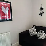 Beautifully Styled 2Br Home With Garden