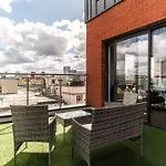 Prime Location 1 Bed Penthouse Apartment