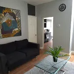 Stylish 4 Bed House - 15 Min To Manchester Centre