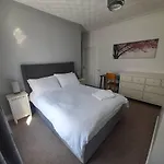 Stylish 4 Bed House - 15 Min To Manchester Centre