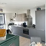 Luxury 2 Bed Apt With City View
