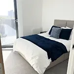 Luxury 2 Bed Apt With City View