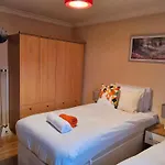 Bespoke Bungalow Salford Quays - Garden, Wifi And Parking