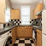 Spacious Suite 3 - Private Room For 3