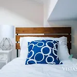 Modern Central 3 Bed With Pool Table And Parking