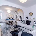 Modern Central 3 Bed With Pool Table And Parking