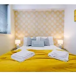 The Ecclesian Deluxe Apartments Near Trafford Centre Eccles Train Station