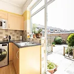 Guestready - Enchanting Life In Gorse Hill