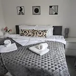 Manchester City Centre House, Perfect For Long Stays! Parking, Wifi, Outdoor Space
