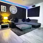 Luxury Spacious Modern Apartment Near City Centre