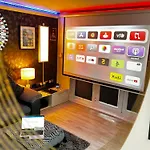 Luxury Spacious Modern Apartment Near City Centre