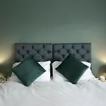 Stunning Two Bedroom Apartment In Denton Manchester By Eason Stays, Ideal For Contractors Working On Crown Point, With Free Parking