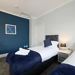 Stunning Two Bedroom Apartment In Denton Manchester By Eason Stays, Ideal For Contractors Working On Crown Point, With Free Parking