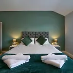 Stunning Two Bedroom Apartment In Denton Manchester By Eason Stays, Ideal For Contractors Working On Crown Point, With Free Parking