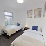 Elegant 2 Bed House Near City Centre