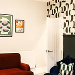 Long Stays, Best Rates, Free Parking, Contractors Haven, Relocators, Work Leisure, Cosy House, Newly Renovated,