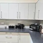 Large Four Bedroom House In Manchester Near Centre