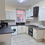Large Four Bedroom House In Manchester Near Centre