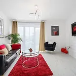 Cityfront Luxe Apt Near City Centre Facing Etihad & Coop Live, Free Parking