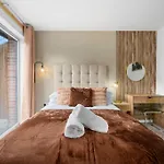Cityfront Luxe Apt Near City Centre Facing Etihad & Coop Live, Free Parking